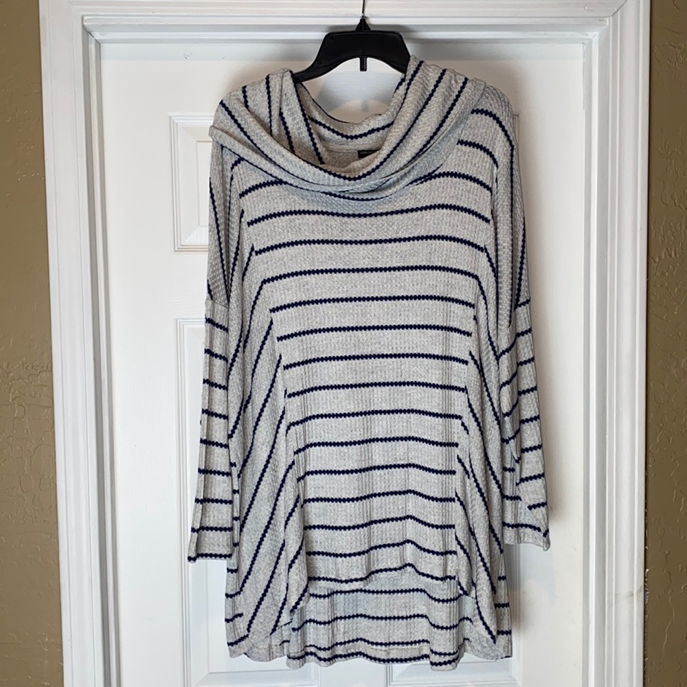🦋🦋Chelsea and Theodore Long Sleeve Cowl Neck Top🦋🦋